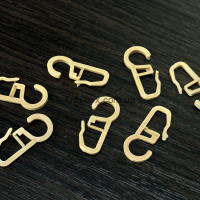 Гачки для штор та карнизів