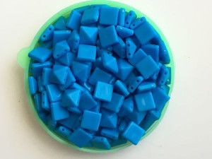 Бусы шипы квадратные № 121