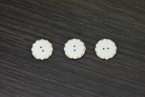 Пуговица Костюмная на 2 отверстия в оправе 18 мм. № 01-G/639 